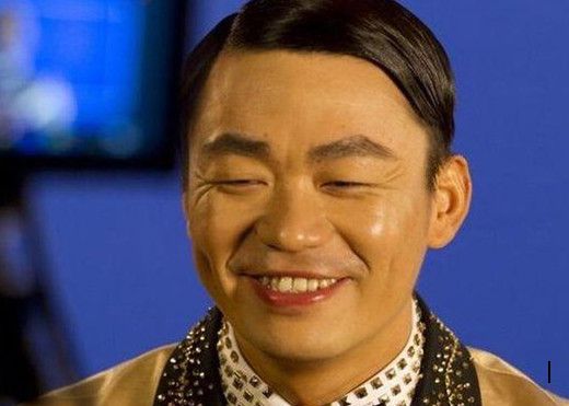 近日被王宝强吸引了,穿衣打扮既奢侈又搞笑,土豪味十足