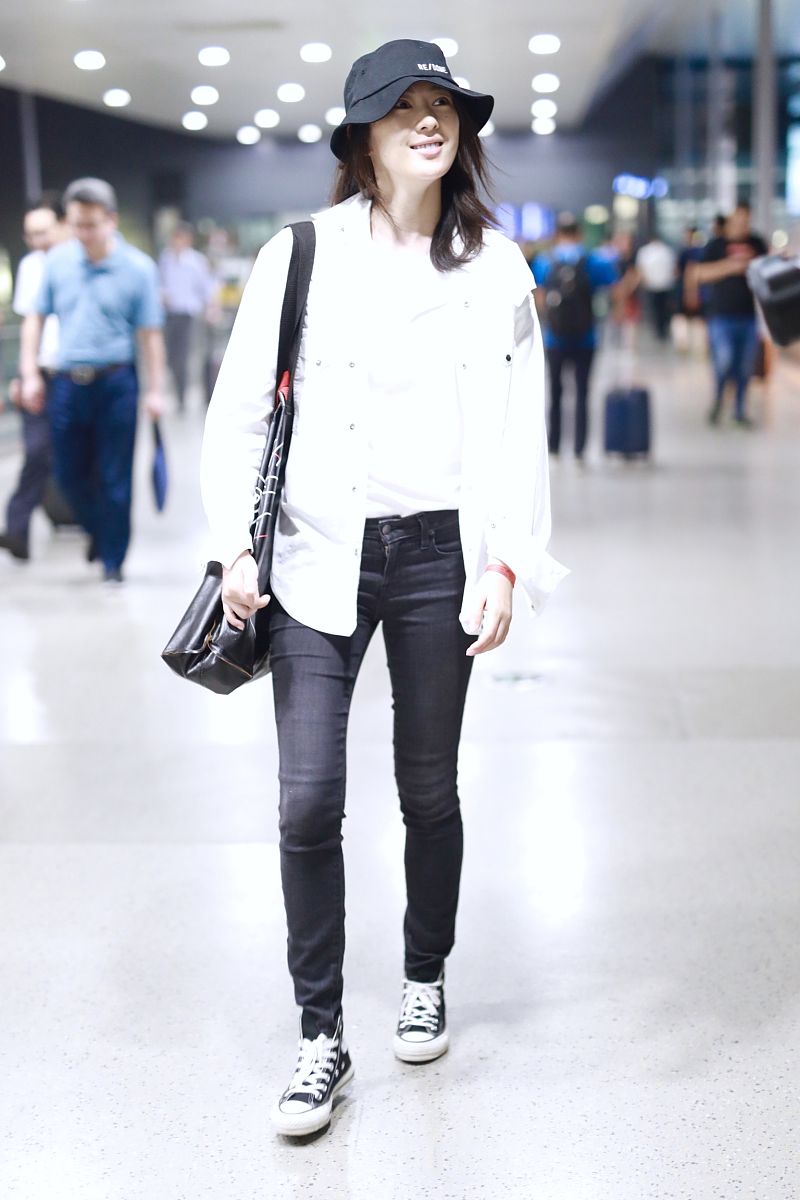 童瑶街拍:白衬衫紧身牛仔裤converse帆布鞋 黑白简约风