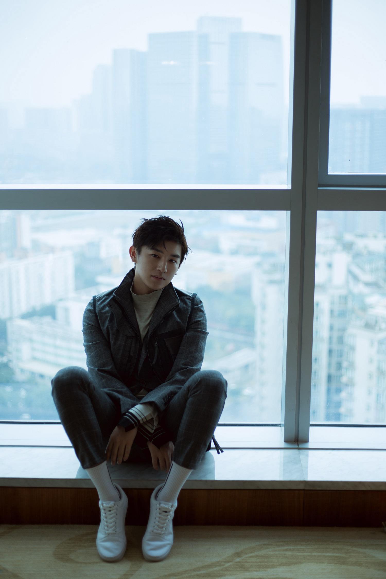 杨旭文受邀出席某活动 穿搭时尚尽显绅士气度