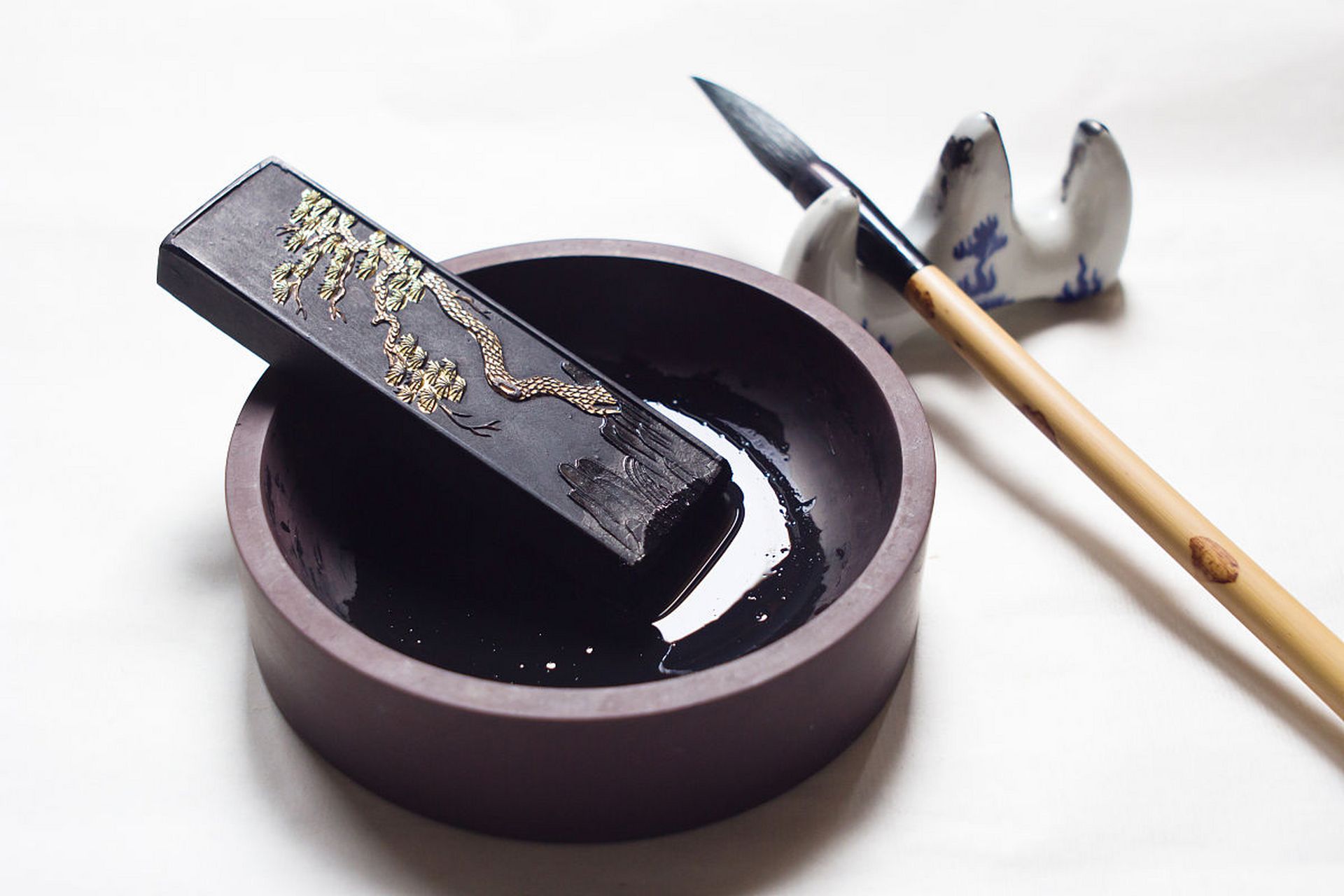 文房四宝# 文房四宝有哪些 文房四宝是中国独具特色的文书工具,冶笔