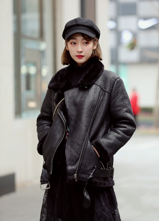 【杭州街拍:小姐姐身穿黑色皮衣,却穿出一种柔弱感,十分有诱惑!】