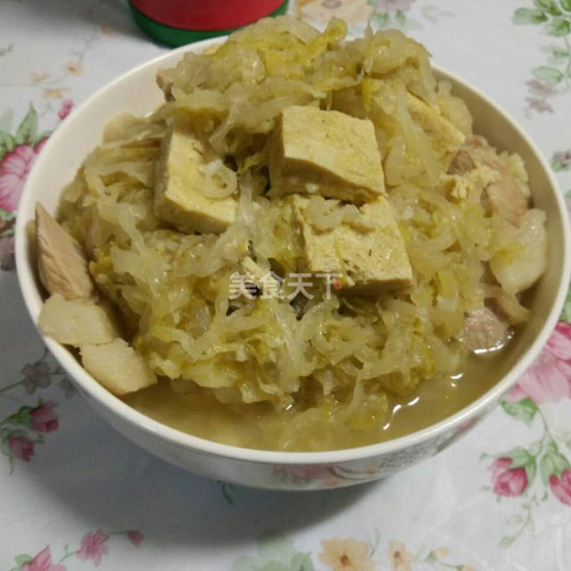 酸菜猪肉炖冻豆腐,肉嫩汤鲜,男女老少都爱吃,超级下饭