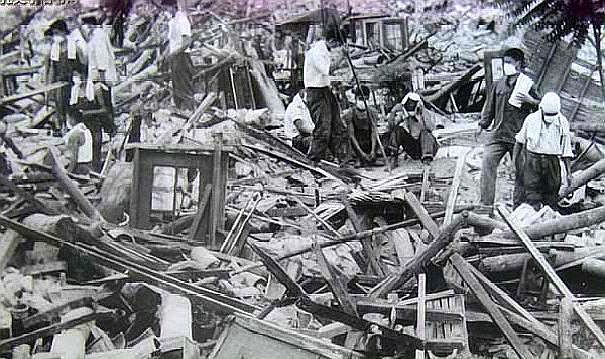 老照片:真实镜头下1976年唐山大地震,最后一张让人心头一紧!