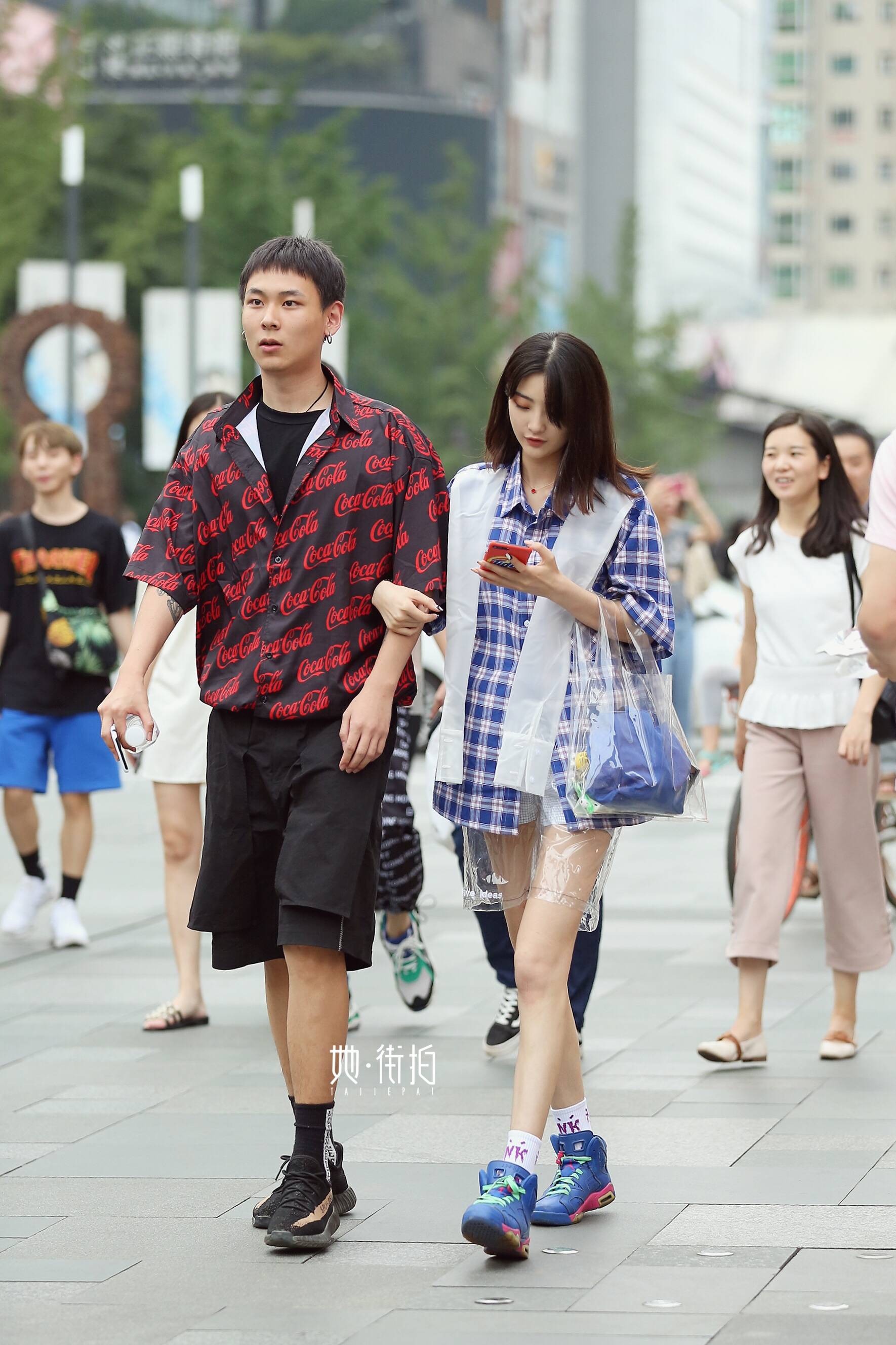 深色系穿搭的一对情侣,小哥哥又高又帅气,小姐姐虽然挡着脸,但是给人