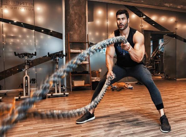 胖时被叫大傻个,练成一身肌肉,女友笑靥如花!