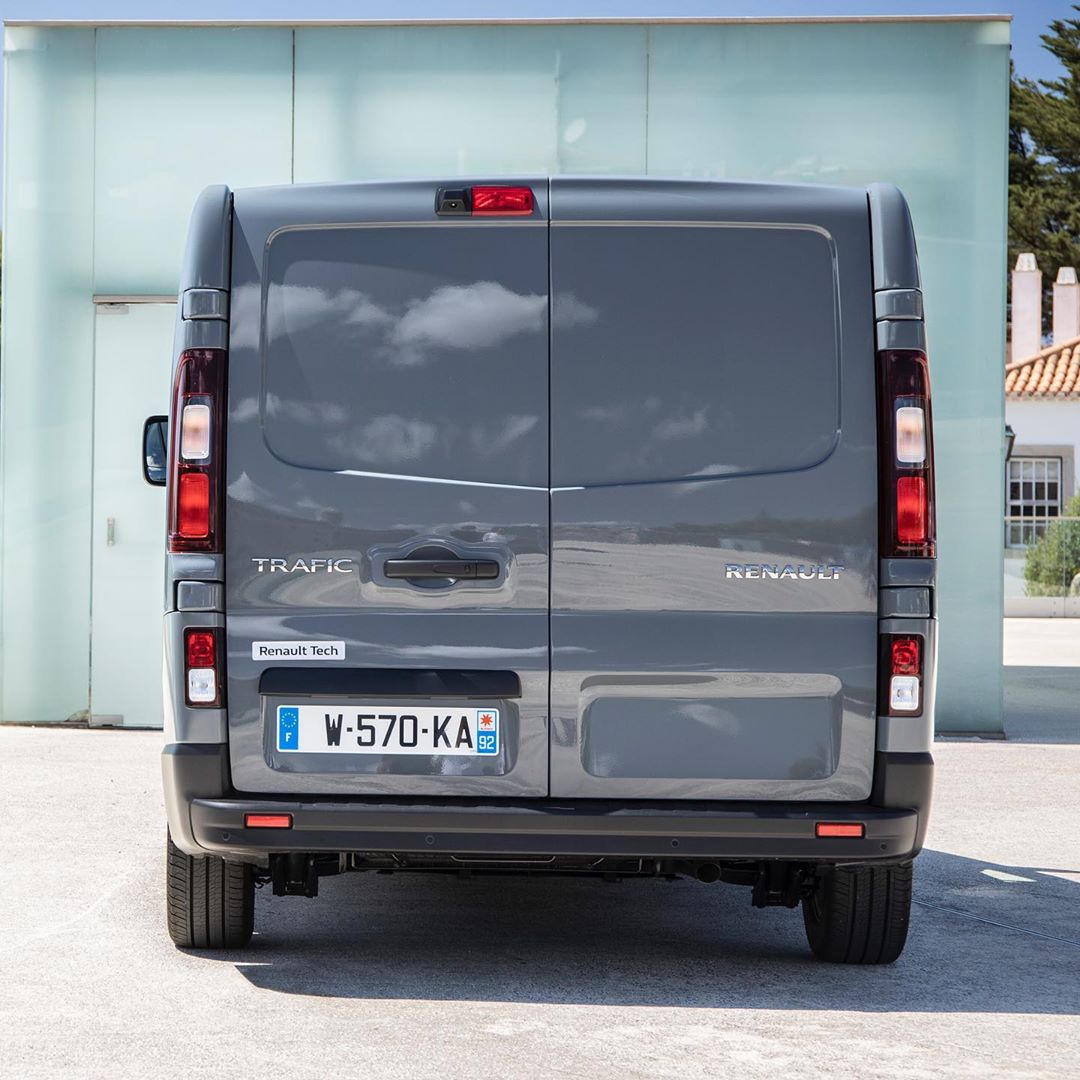 全新雷诺trafic面包车尾部
