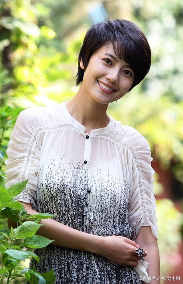 女主角青红也与高圆圆平时的清纯气质完全不同.