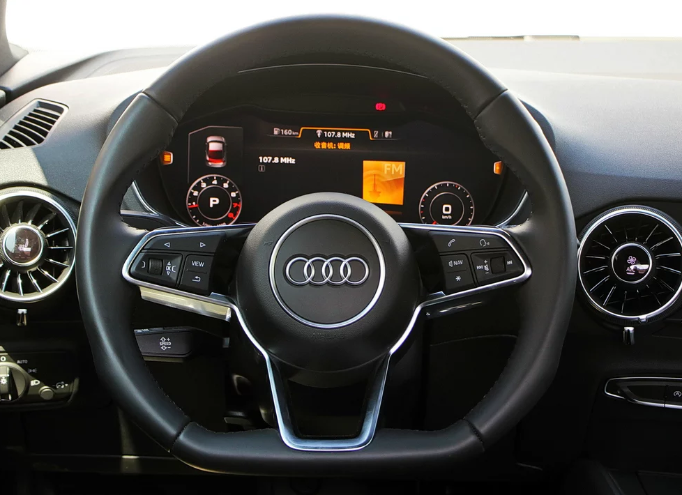 方向盘很好,指向准确,助力得力,操控还好,开起来还是挺顺手,转向也