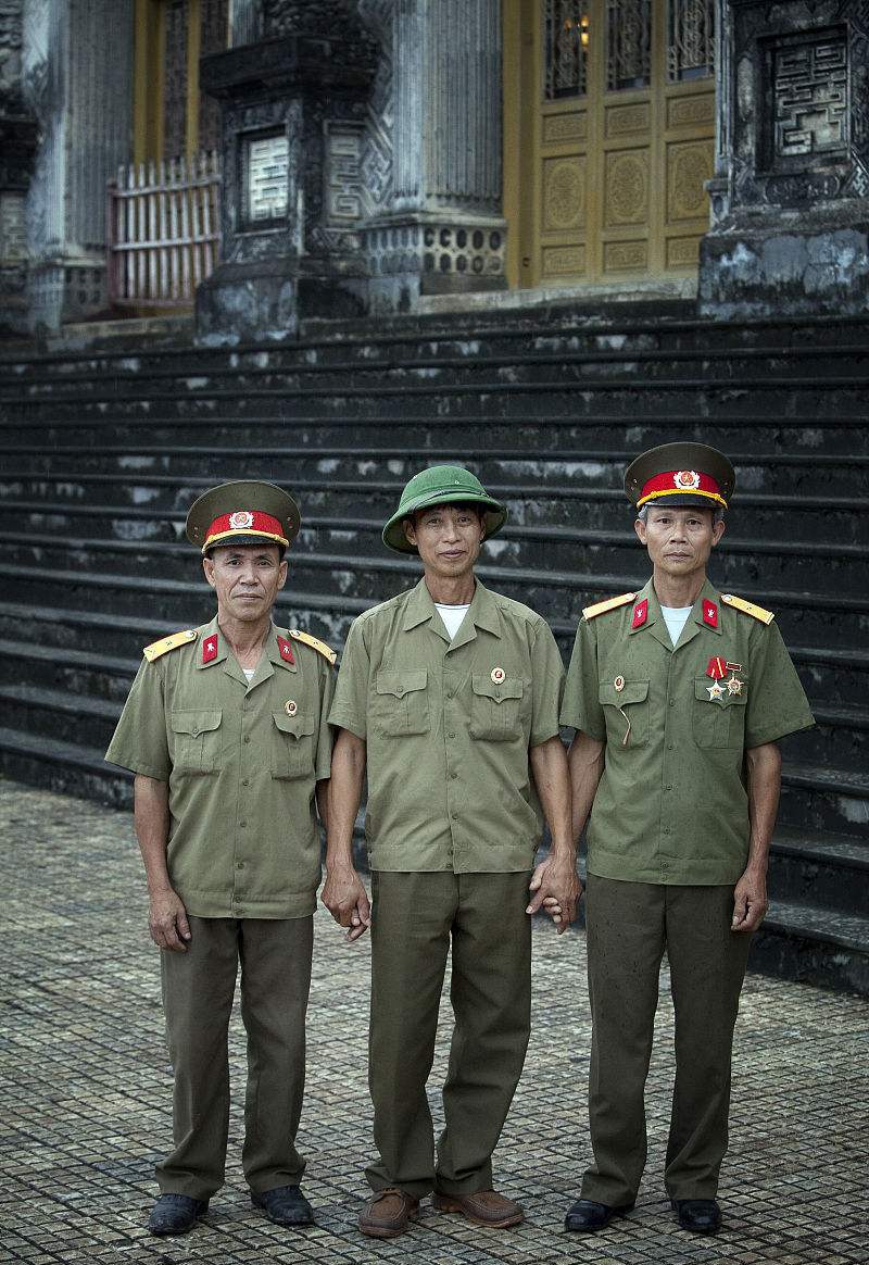 越南老兵,骑着自行车,胸前戴着勋章.