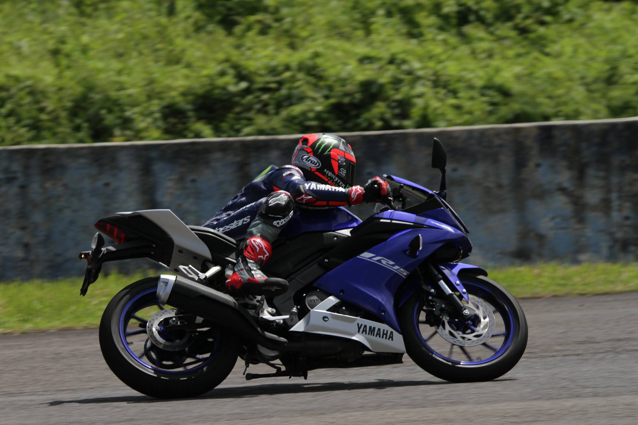 以運動家族的動感面孔吸引熱愛跑車的年輕車迷——雅馬哈yzf-r15