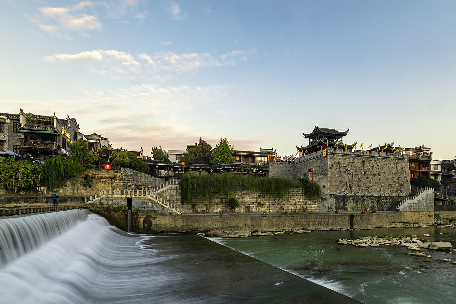 在春天这个充满生机和活力的季节里,贞丰古城却保持着它独有的宁静和