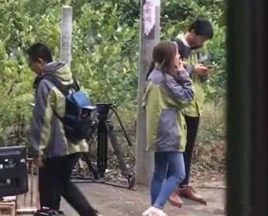 42岁赵薇携手林心如做公益,躲角落吸烟放松,网友:明星