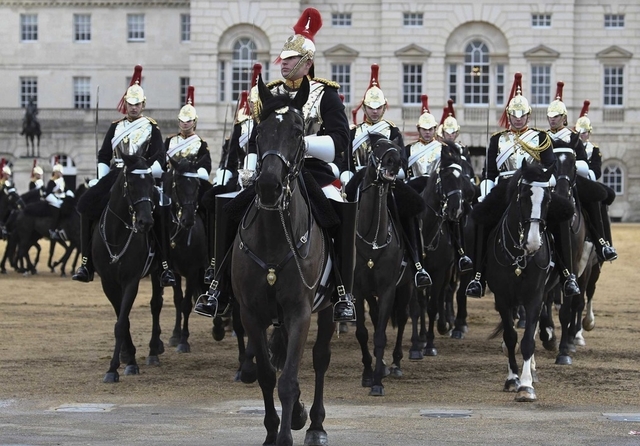 英国皇家骑兵队阅兵式彩排 士兵身材肥胖成亮点