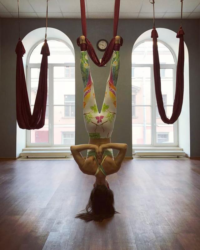 1组空中反重力倒立瑜伽动作,聪明的妹子都在练,好处你想象不到