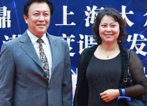 66岁唐国强一家:妻子身材丰腴小他12岁,可惜两个儿子相貌平平!