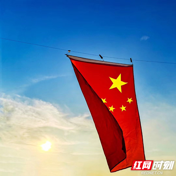 视频丨长沙85岁老兵用风筝线将8面国旗升上蓝天 感动网友