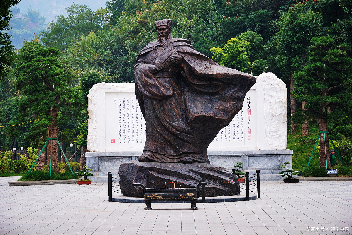 咏白帝城～三功祠里供关张,八阵图前诸葛昂