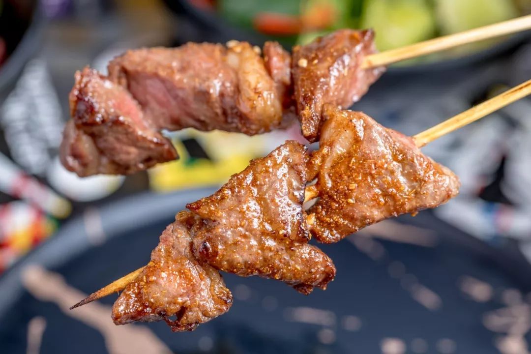 手工澳洲肥牛串,把那么薄的肥牛串得紧紧的,同时也获得了神奇的口感