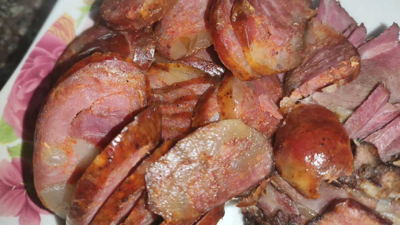 美女家来客人,把家里的腊肉香肠拿出来待客!都说好吃