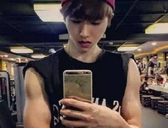 李现腹肌在男明星中排第几,比肩彭于晏张家辉,看到蔡旭坤我闭嘴了