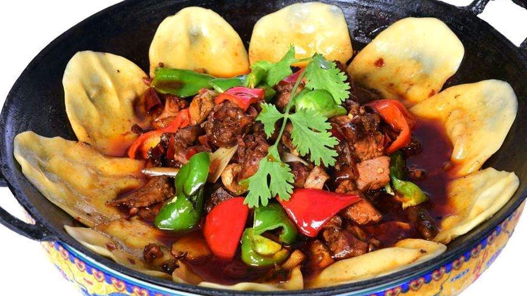 老家特色美食“地锅鸡贴饼子”,饼有菜香,菜有饼味,百吃不厌