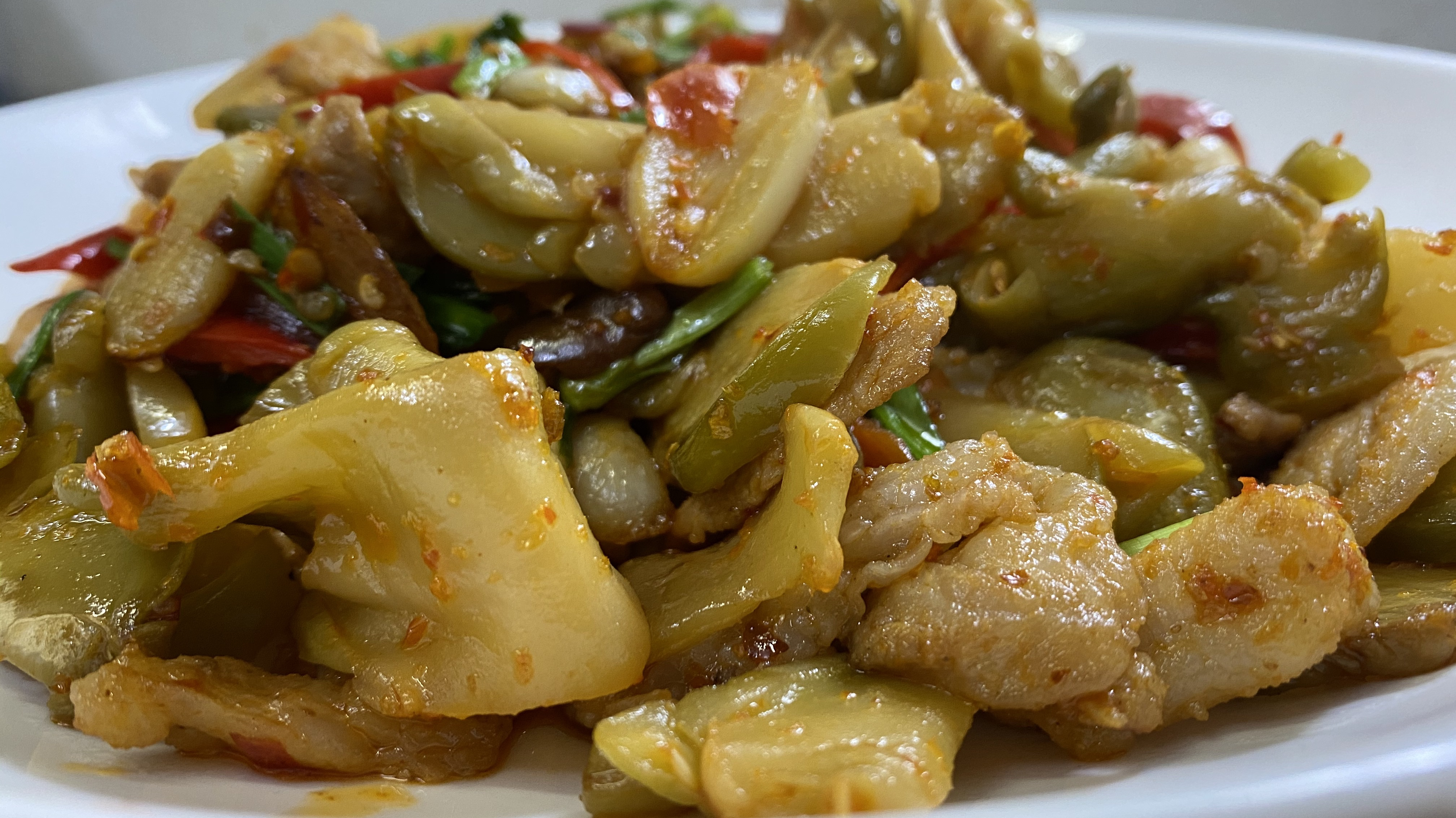 妹子用榨菜皮炒肉,又香又脆,开胃下饭,一大碗米饭吃完,满足
