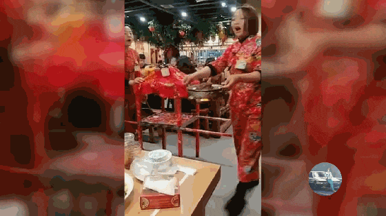 怀孕肚子红色鸡皮疙瘩(孕妇起鸡皮疙瘩是怎么回事)