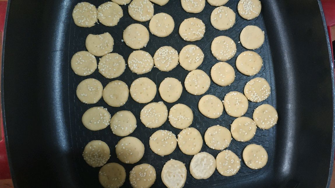农村媳妇尝试用电饼铛做鸡蛋牛奶小饼干,没想到第一次就成功