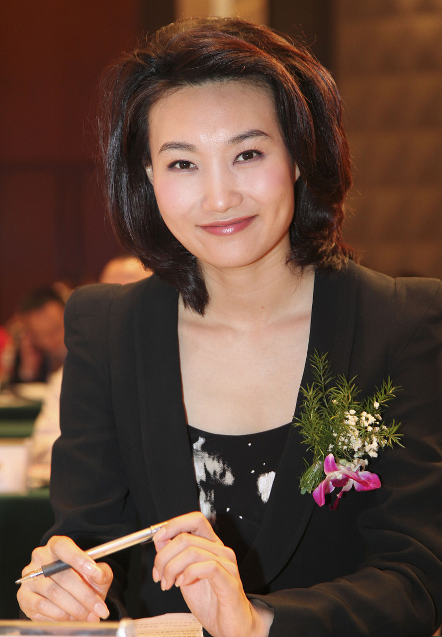 央视主持人李梓萌:20年假发背后的敬业与坚持  央视主持人李梓萌,被誉