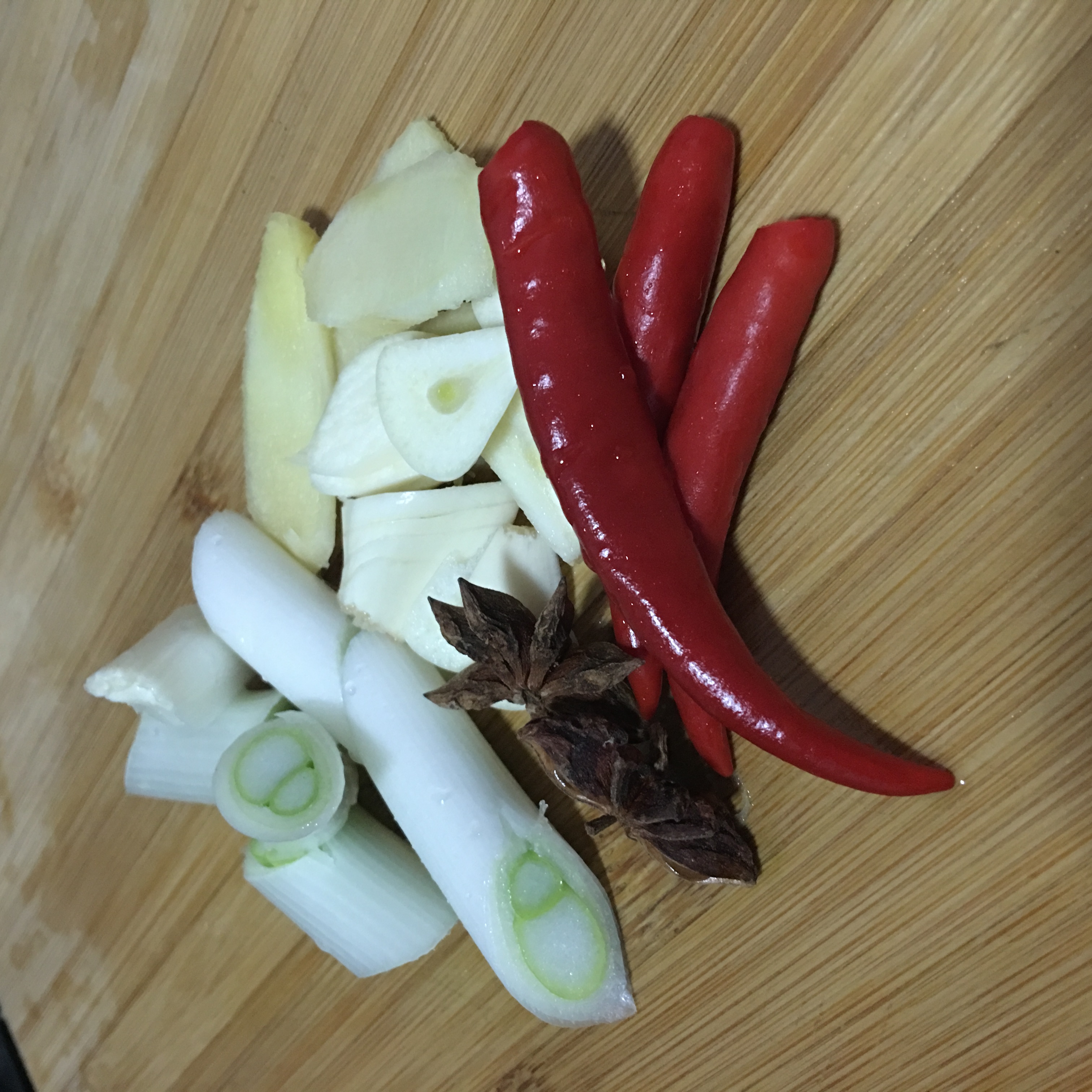 1,叉尾鱼清理内脏后切断,放入大碗里倒入适量料酒腌一下去腥味