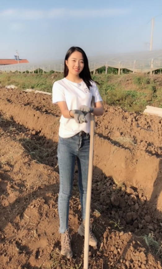 乡下美女素颜出镜,不化妆也清纯美丽,网友:美而不艳俗