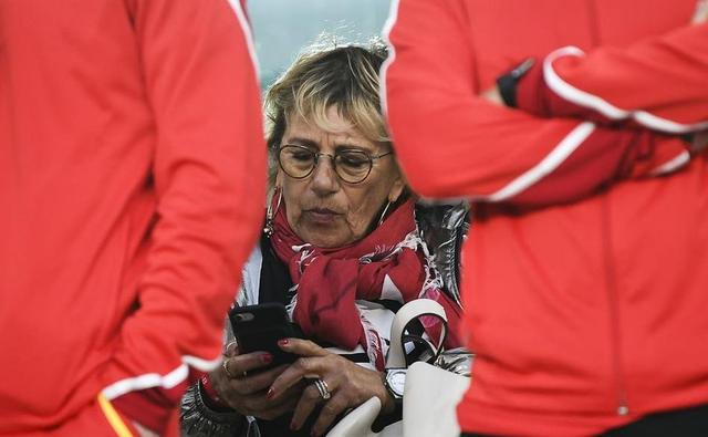 里皮夫人来亚洲杯探班!银狐不像70岁像80岁:给国足打工是苦差事