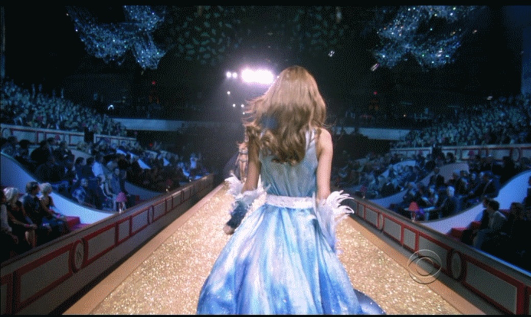 维密最美丽的两个背影,当属这两个模特,一个是芙娃一个是她