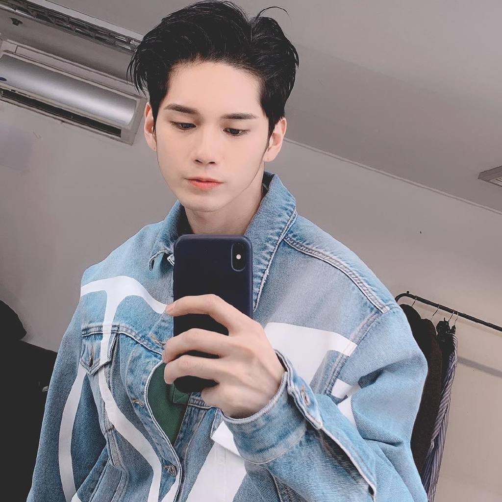 邕圣祐ins公开新拍摄画报 雕塑般的脸庞引发热议