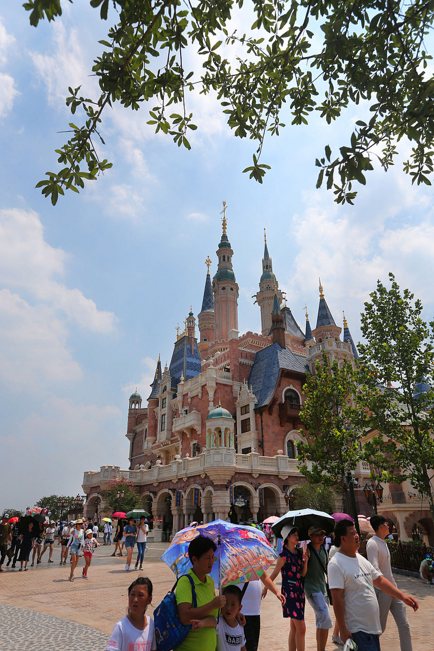 春季旅游除了与迪士尼角色们的亲密接触,我们还体验了乐园中各种惊险