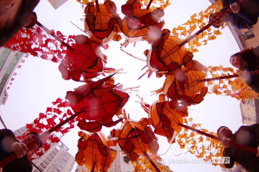 湖北十堰:舞动"蚂虾"迎新年