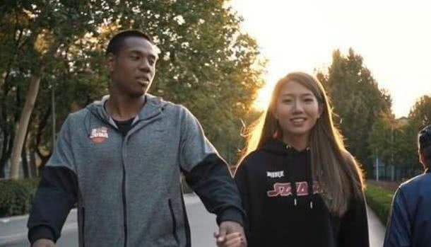 黑人混血球员祝铭震晒女友照,女友身高180公分,两人超恩爱