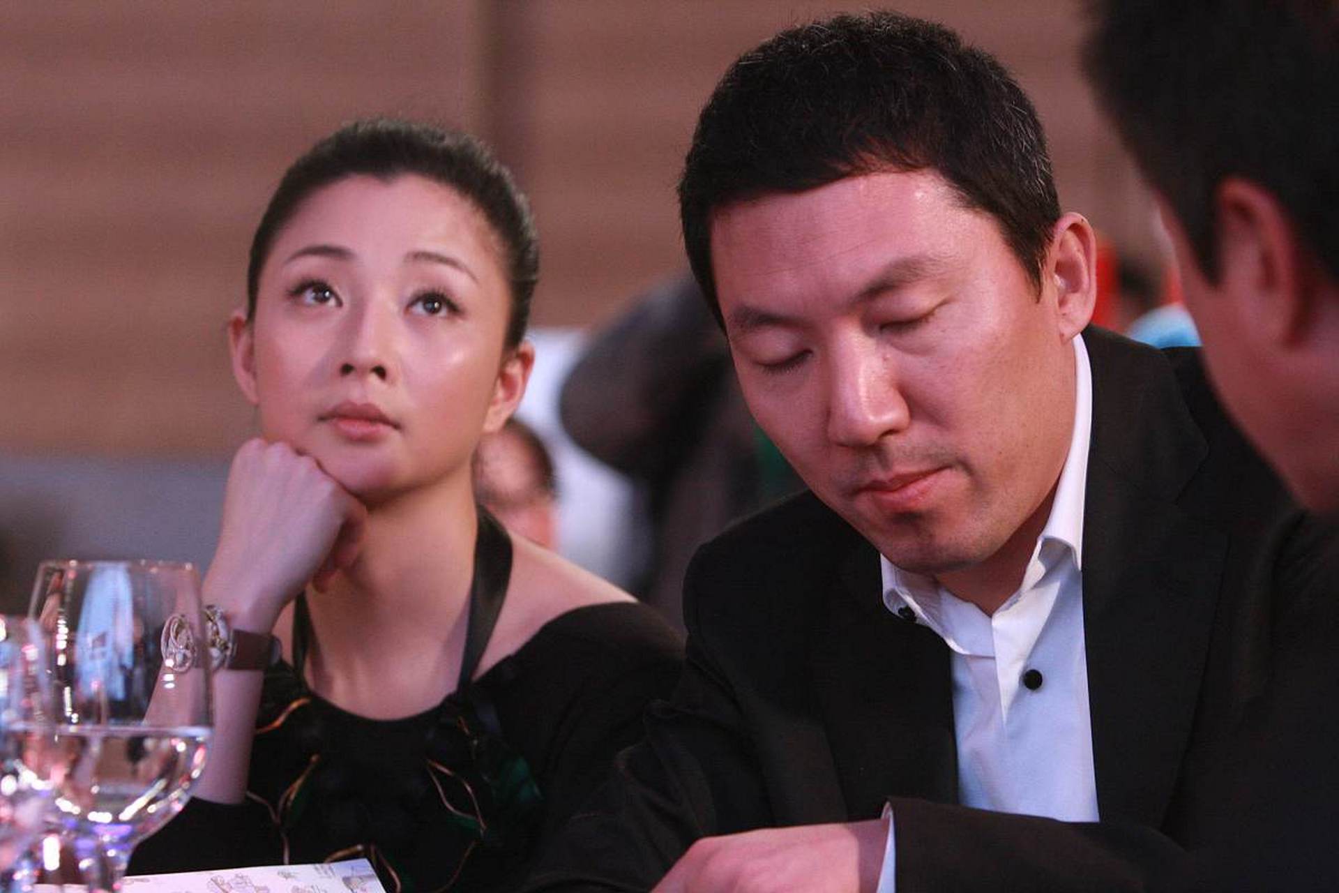 富豪孙东海曾对殷桃展开非常疯狂的追求,但是两人在一起后没多久