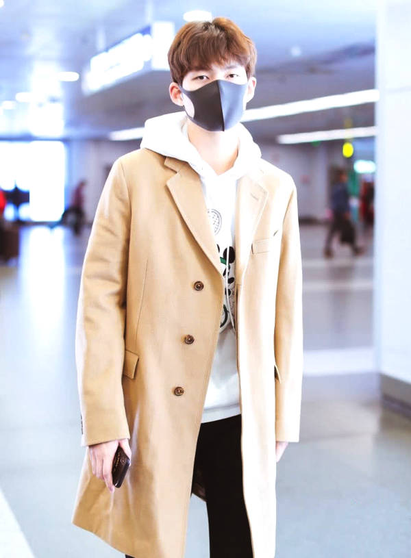 董力真会穿搭,身穿连帽卫衣搭配卡其色大衣,时尚又大气