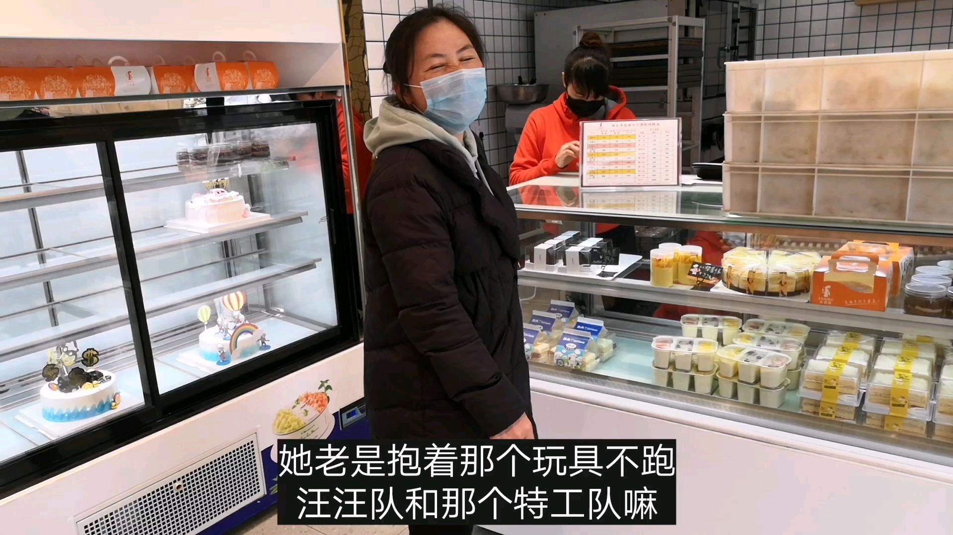 女儿3岁生日,妈妈订了个卡通人物蛋糕,这是她最喜欢看的动画片