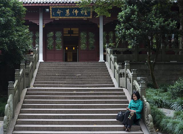 走飞来峰,访灵隐寺