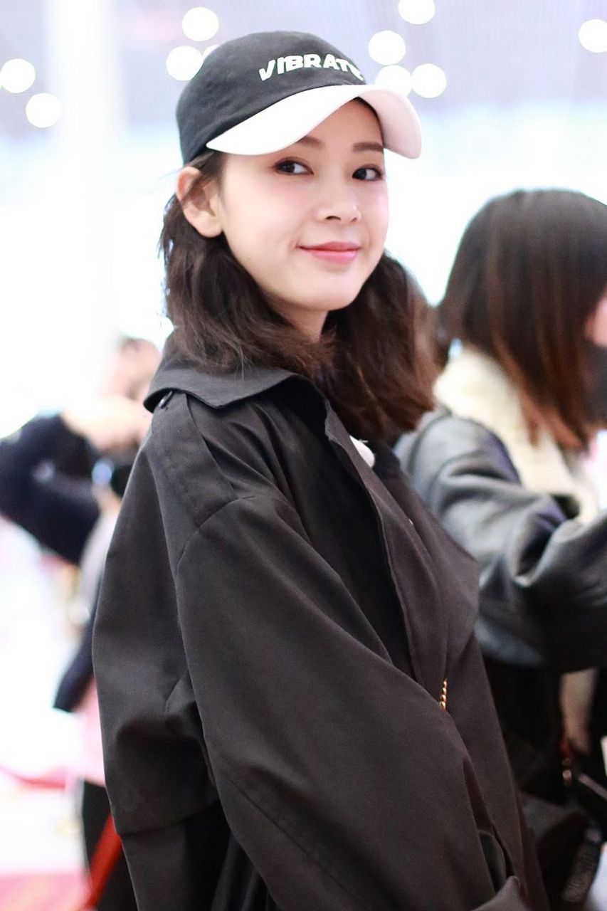 陈瑶换了新公司,进组确实变得勤快了一点,但毕竟是被唐人耽误太多年了