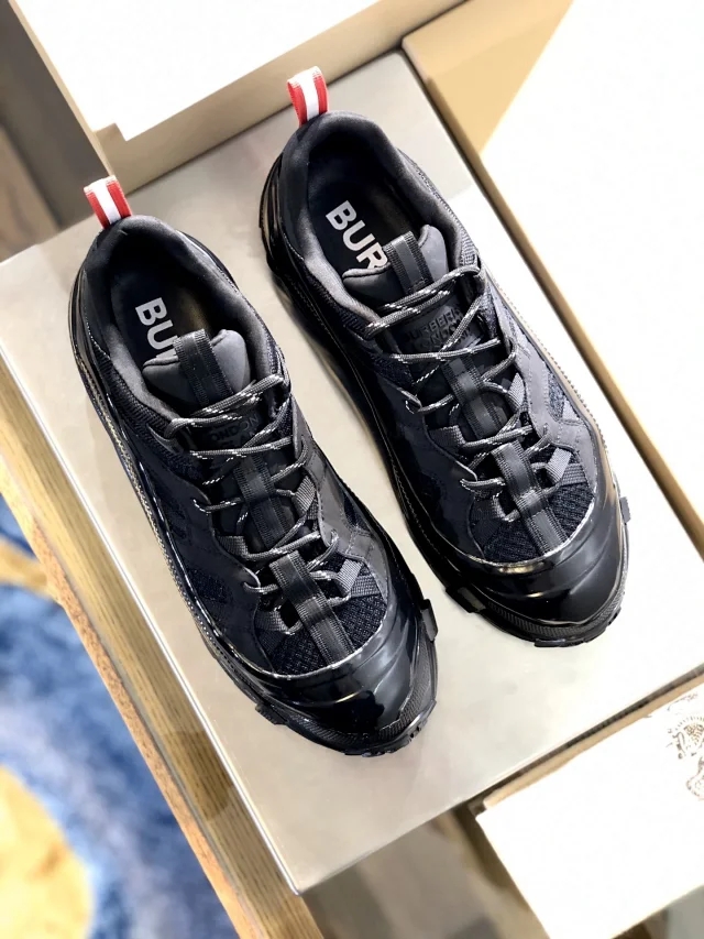 巴宝莉"黑曼巴战靴"