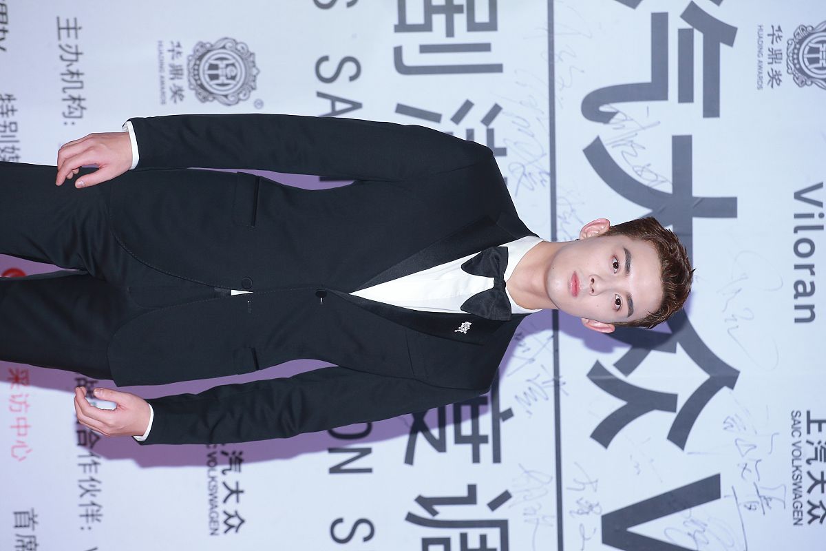 26届华鼎奖星装:吴磊黑色西装gucci皮鞋优雅小王子