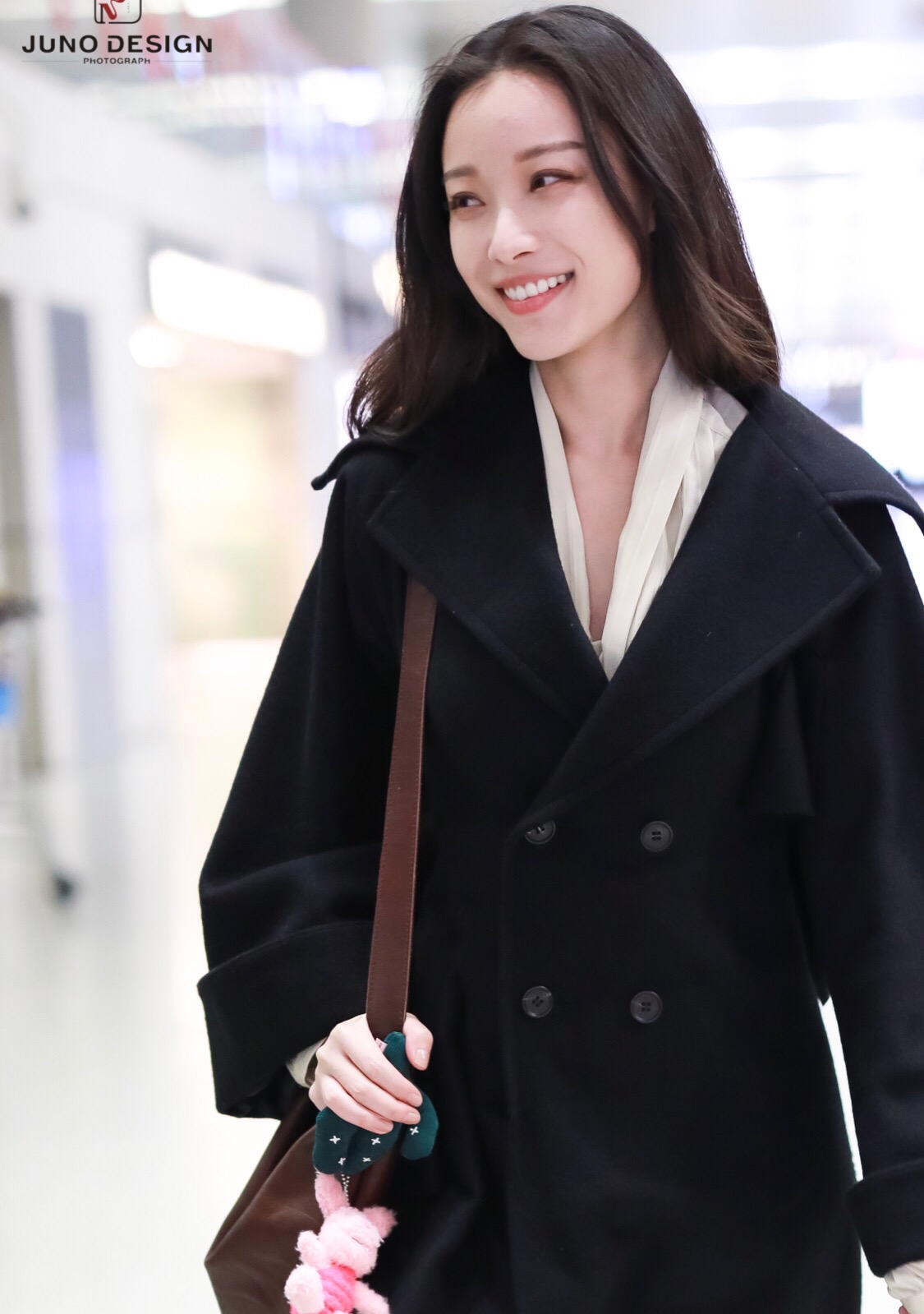 倪妮身穿黑色大衣现身机场,气场十足,真是风情万种的酷!