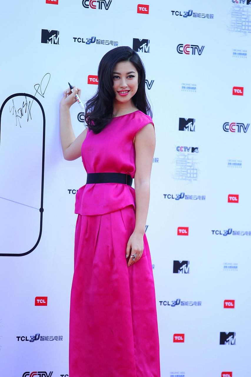 朱珠素颜上热搜,网友表示反差太大判若两人.