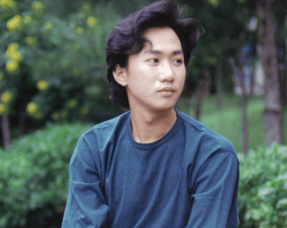 她是黄家驹未婚妻,"求婚"戒指戴了30年,今56岁依然单身