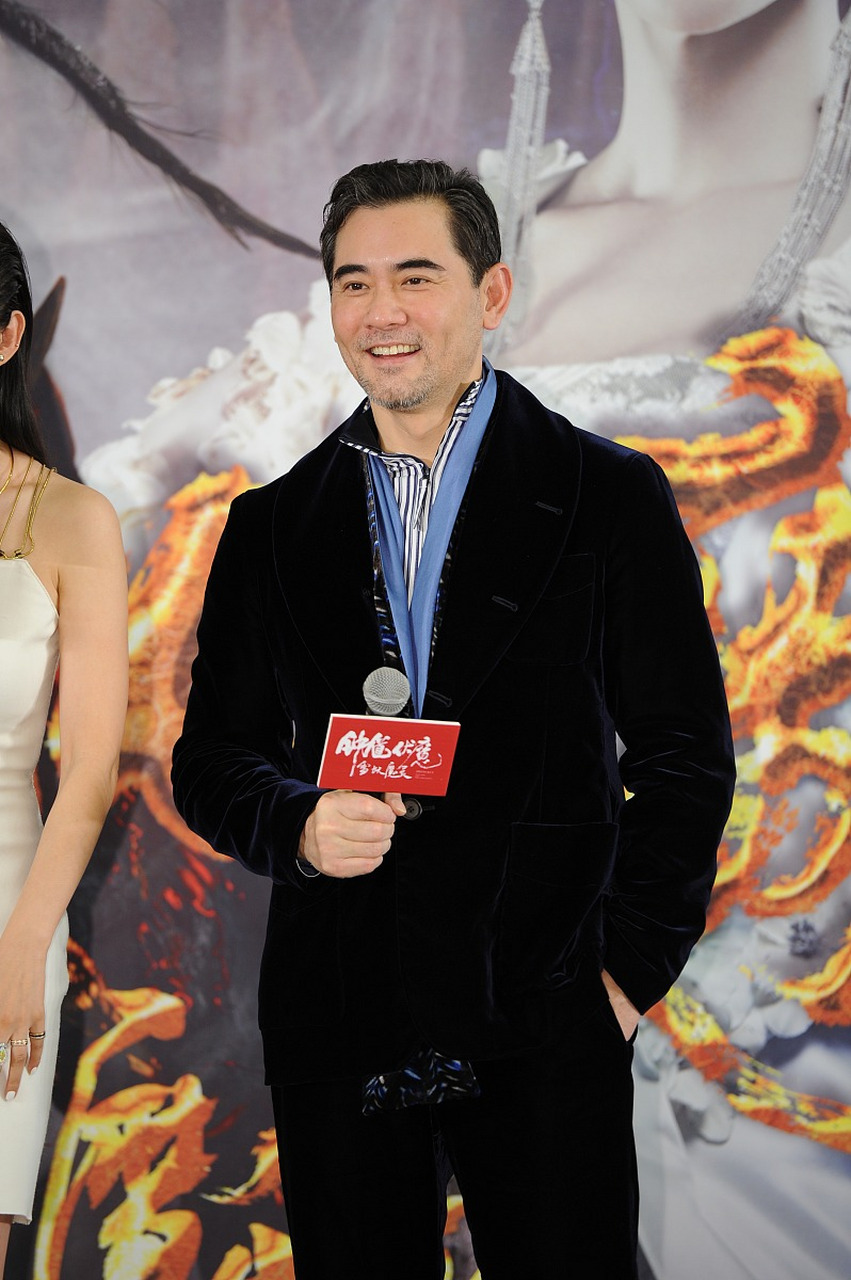 演员赵文瑄更新了自己的社交平台,称自己新冠痊愈,出门理了个发!