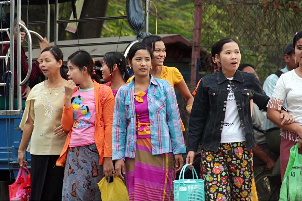 中缅边境缅甸美女的生活:为了养家,大多都会从事这项工作