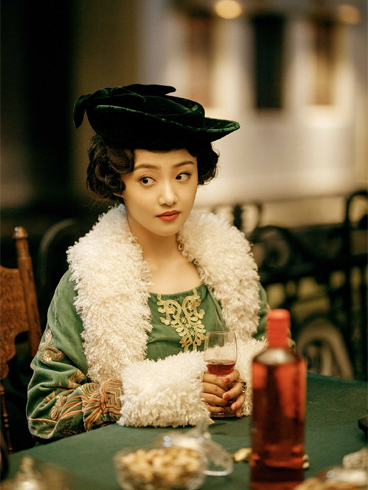 《烈火军校》曲曼婷,穿清新系搭配,美成"校园女神"!